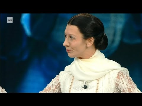 Virginia Raffaele is Carla Fracci