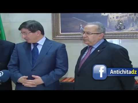 وزير الخارجية التركي أوغلو يصحح خطأ المترجم ويذكر كلمته بالعربية أمام لعمامرة