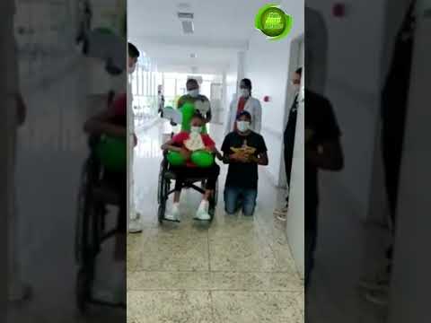 Pai paga promessa e sai do HMC de joelhos em agradecimento pela cura da filha; Assista