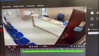 salerno-entra-nella-sede-della-cna-e-porta-via-uno-zaino