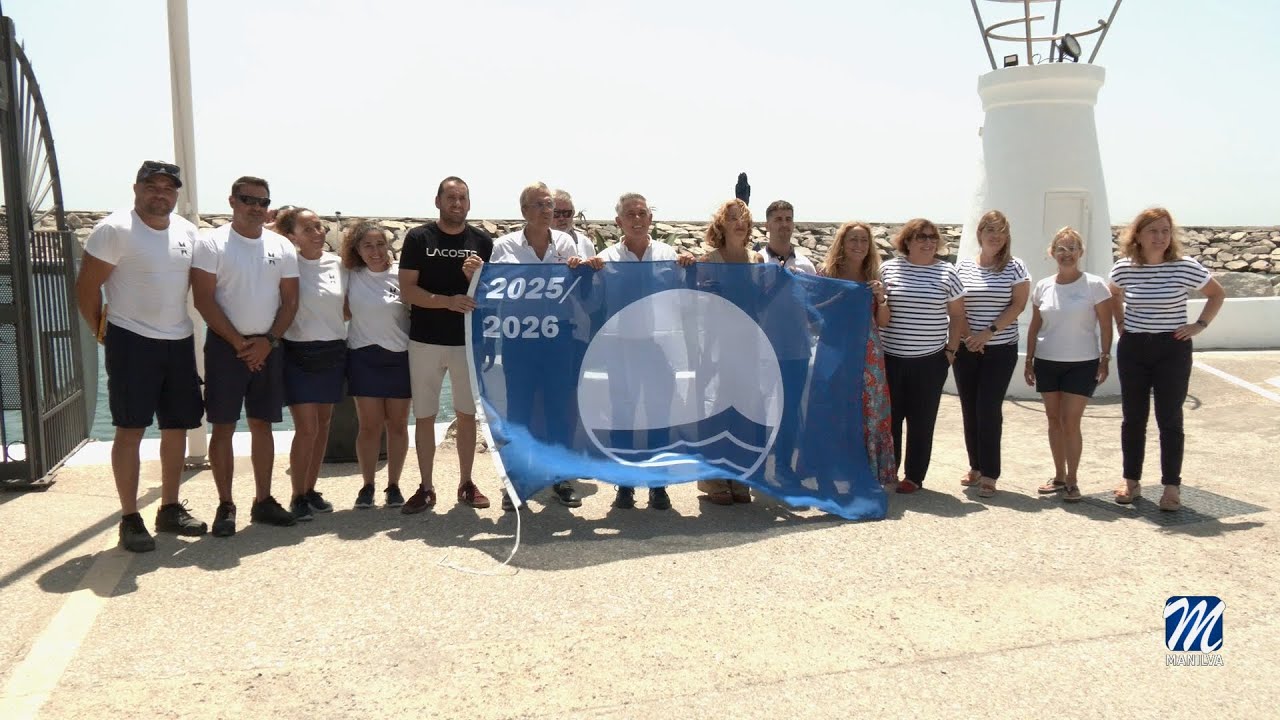 Izada de la Bandera azul en el Puerto de la Duquesa