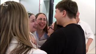 אגם ברגר נפגשת עם משפחה (עדכוני משרד ראש הממשלה) - התמונה מוצגת ישירות מתוך אתר האינטרנט יוטיוב. זכויות היוצרים בתמונה שייכות ליוצרה. קישור קרדיט למקור התוכן נמצא בתוך דף הסרטון