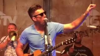 Jake Owen sings &#39;VW Van&#39; live at The HGTV Lodge at CMA Fest!