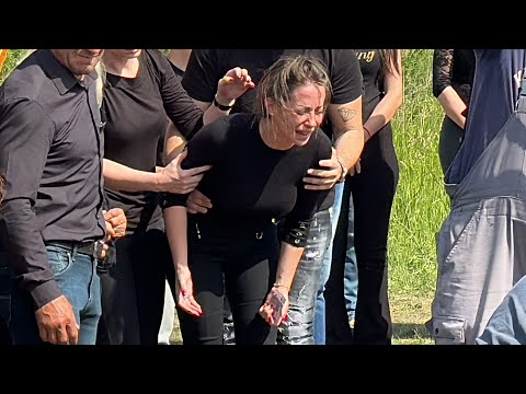 PEVACICA GRANDA SAHRANILA MUZA! CIPKA JEDVA STOJI NA NOGAMA, MOLI DA JE OSTAVE SA POKOJIM MUZEM!