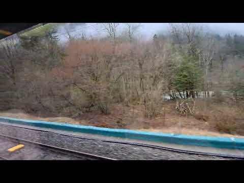 Zug Mitfahrt Fensterblick und Innenraum mit der BOB/Einfahrt Bahnhof Zweilütschinen BE