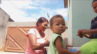 EU e minha irmã descascando os pequi que meu irmão mandou