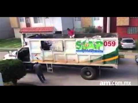 Deja corriendo el camión solo para recolectar basura