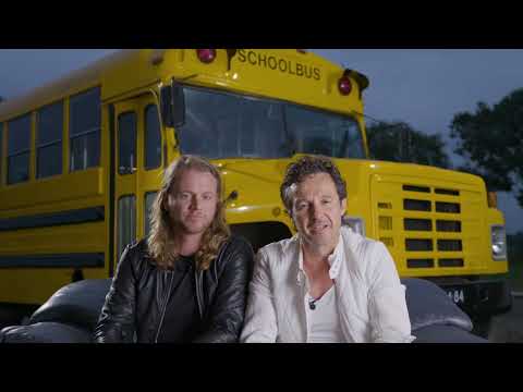 Hippe Gasten Amerikaanse Schoolbus als rijdend podium