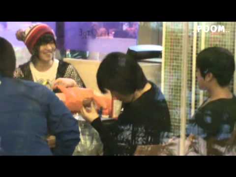 [FANCAM]110428 f.cuz @ Siam Paragon [Eating]