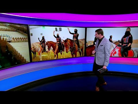 فارسات سعوديات لأول مرة على ظهور الخيل في سوق عكاظ