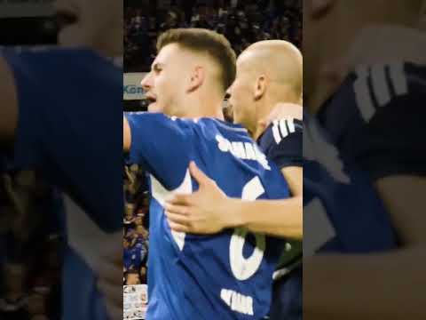 Schalke Fans singen gemeinsam mit der Mannschaft S04 wir sind da, jedes Spiel ist doch klar #m05s04