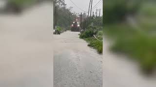 里港中和路水淹過膝 居民出門看病靠大型農車渡水路