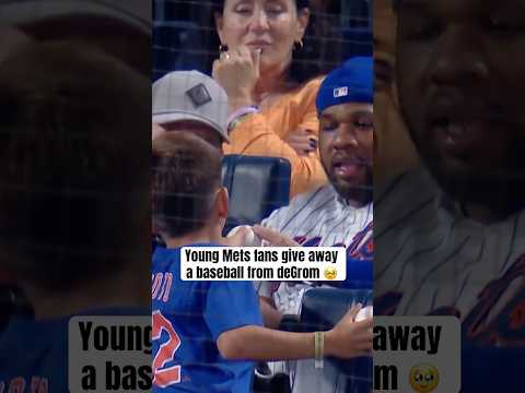 Kid gave the ball to another Mets fan 👏❤️