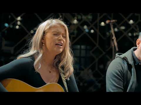 Red Is The Rose - The Whistlin' Donkeys Feat. Meadhbh Walsh