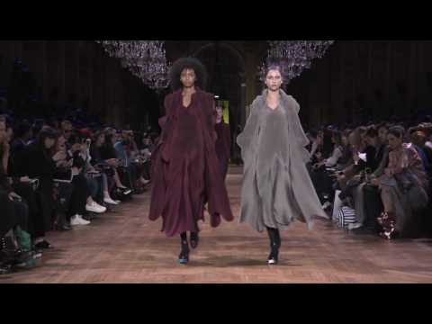 Issey Miyake Fall/Winter 2017/2018 - Fashion Show - Paris Fashion Week