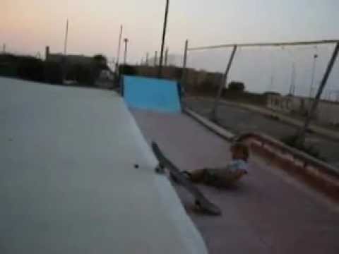 4 year old falling of skateboard