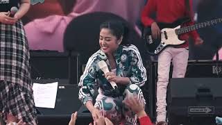 Download lagu Dewi Persik Menangis Saat Menyanyikan Lagu Indah P... mp3