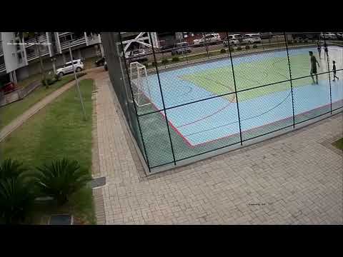 Homem segura menino de 6 anos para filho bater, em Brasília