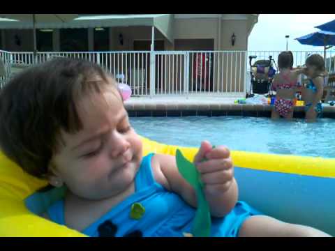 na piscina com Juju 2-jul-11 (primeiro)