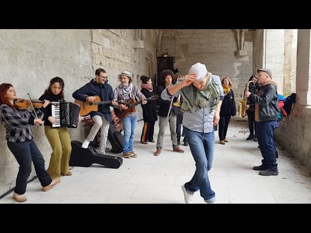 Video Pronunciation of DANSER ENCORE in French