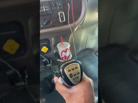 How to shift an 18 speed transmission #shifting #truckingschool #peterbilt #owneroperator