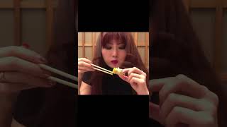 回転寿司でとうもろこしを食べる妻