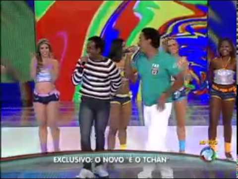 É o Tchan!  Se apresenta pela primeira vez com a nova formação