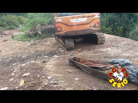 Caixão e encontrado na área de transbordo do Lixão da prefeitura de Juquitiba.