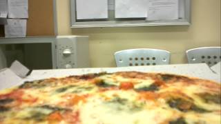 preview picture of video 'La Pizza  Part 1 (envoi cette pizza aux fromages à tes amis)'