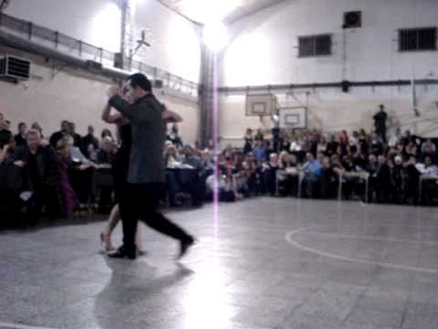  Ezequiel Paludi  and  Geraldine Rojas  are  dancing  to  the  tango  "  Uno  "