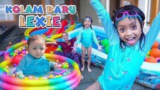 Download lagu [ENG CC AUDIO] LEIKA & BABY LEXIE SWIMMING IN NEW RUBBER POOL😍LEIKA VS TOMPEL VIRAL BLINDBOX GIFT mp3