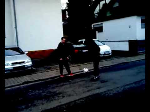 Fußball auf Straße