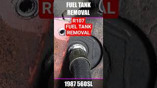 R107 - demontaż zbiornika paliwa w 560SL (część 1)