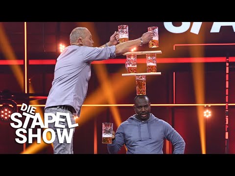 Bier-Pyramide auf dem Kopf! 🍺 Kann Momo die Balance halten? | Bierkrüge stapeln | Die Stapelshow