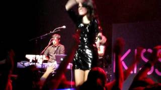 Selena Gomez sings &quot;I Promise You&quot; live from 4th Row