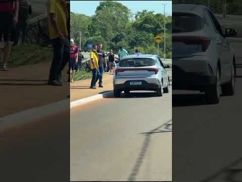 Colisão em poste atinge outros veículos na Avenida do Lago Municipal, em Nerópolis