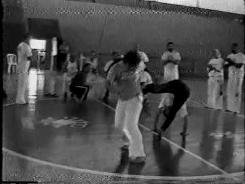 Capoeira Mestre Pombo de Ouro - José Bispo Correia: Curso de Capoeira Regional. DF. Brasil. 2000. 05