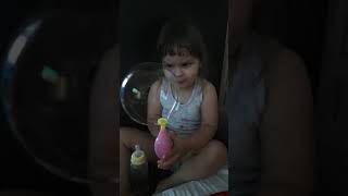 Надуваем большой мыльный пузырь с помощью механической игрушки Журавлева Татьяна Максимовна 3 года