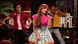 Eiza Gonzalez(lola): Si me besas (en vivo mun2.com)