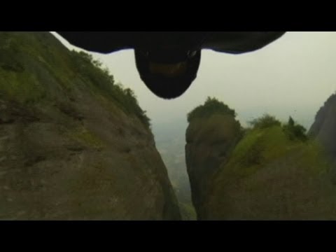 AMAZING! Jeb Corliss performs flying dagger through 4-metre-wide valley in China at 160KPH