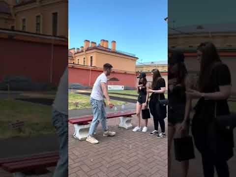Пранк - помог девушкам сесть на бутылку😂 #shorts