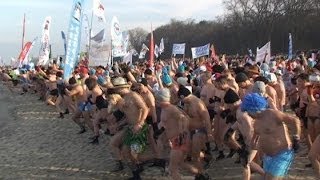 preview picture of video 'Ponad 1300 osób rekord Guinessa w ilości morsów w Bałtyku 2014 Kołobrzeg'
