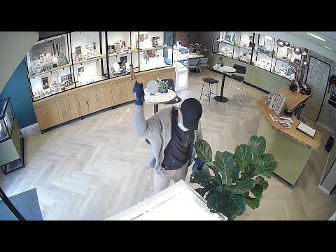 Beroving van juwelier in Sliedrecht  Man slaat vitrines met klauwhamer kapot
