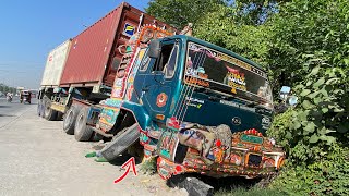 Download lagu Kecelakaan Mengerikan: Truk Tergelincir dari Jalan dan Jatuh ke Jurang – Evakuasi Darurat Selesai mp3