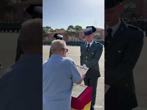 Román, comandante retirado, entrega el Real Despacho a su nieto en una emotiva ceremonia