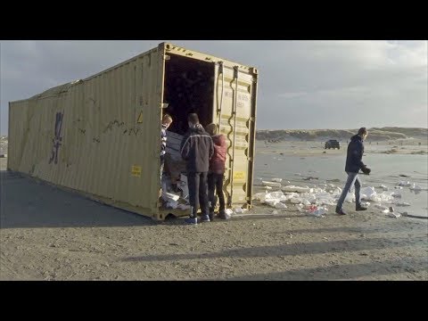 На побережье голландских островов вымывает контейнеры с телевизорами и мебелью