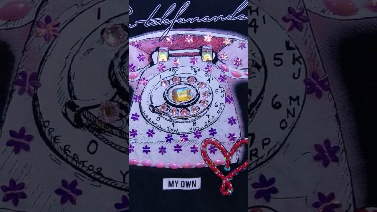 T-shirt damski z telefonem zdobionym kryształkami