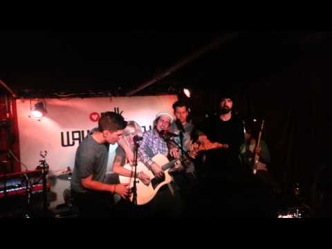 Somebody That I Used to Know (5 People, 1 Guitar) - LIVE! - Walk Off The Earth