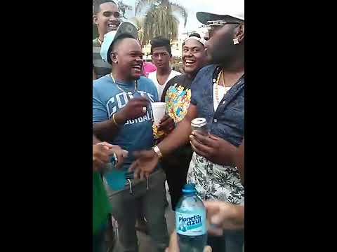 El Lobo Vs navaja (batalla de gallo) (en el parque de invivienda)