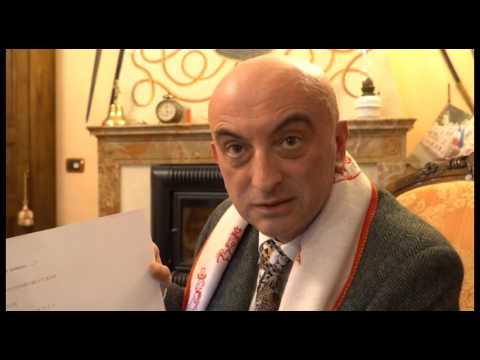 La rete (invisibile) che protegge gli acrobati. Lavora a Voghera il dottor circo